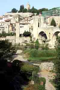 Бесалу. Общий вид крепостного моста и города